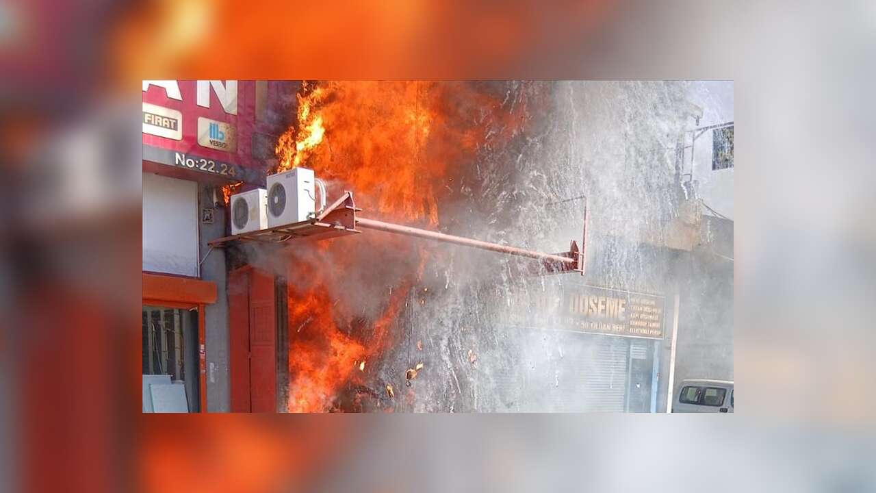 Zeytinburnu'nda iş yerinde çıkan yangına müdahale ediliyor