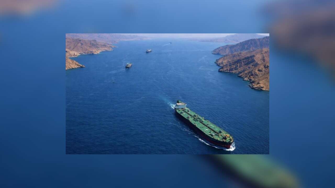 Hürmüz Boğazı'ndan Türk sahipli ilk gemi geçti