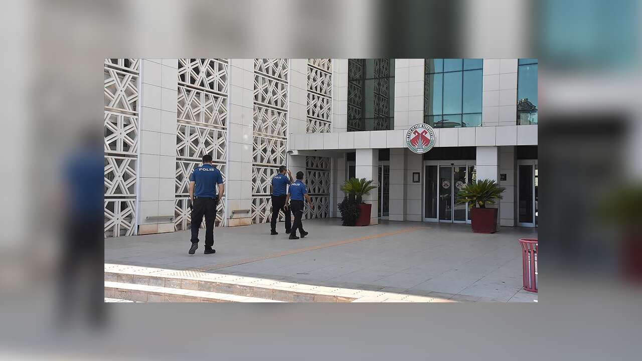 Döşemealtı Belediyesi'ne yönelik soruşturmada gözaltına alınan 19 kişi adliyeye sevk edildi