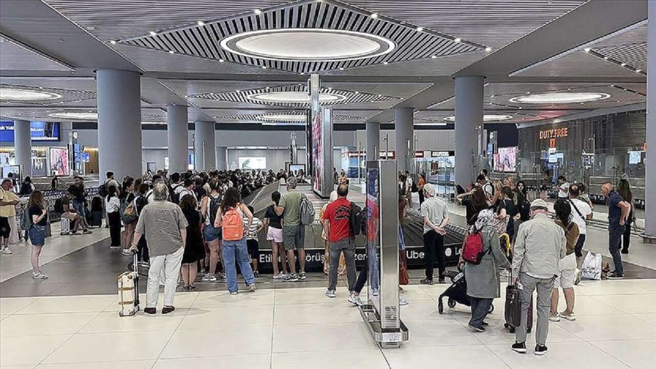 İstanbul'daki havalimanlarında tatil yoğunluğu başladı