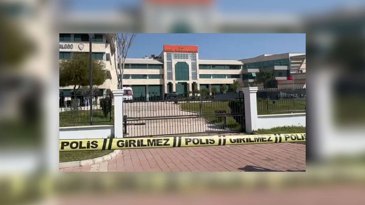 Kepez ilçesinde Hükümet Konağı'nda silahla ateş edilmesi üzerine bölgeye polis ekipleri yönlendirildi