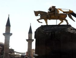 Cumhuriyet Meydanı'ndaki Atatürk Heykeline Makyaj