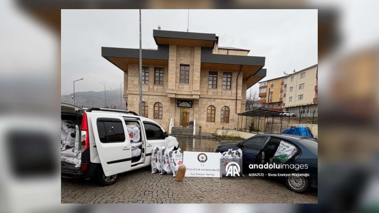 Sivas'ta 1 TON GÜMRÜK KAÇAĞI TÜTÜN ele geçirildi!