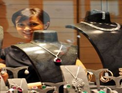 İtalyan Bakan 5 Bin Dolarlık Yüzük Aldı!