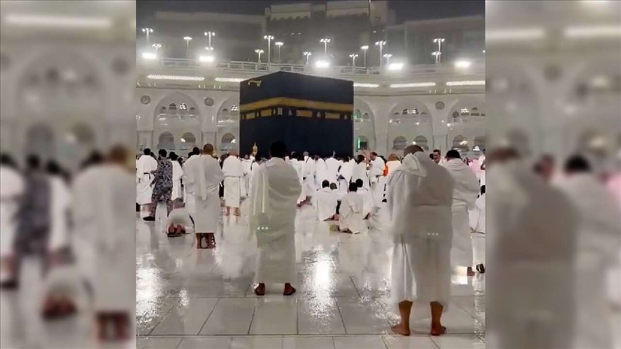 Ramazanın son günü Kabe'de yağmur altında dua ediliyor