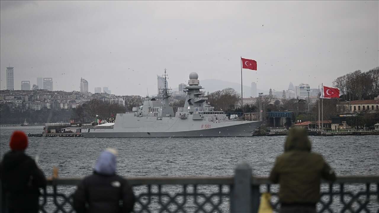İtalyan fırkateyninden NATO Daimi Deniz Görev Grubu-2 kapsamında İstanbul'a liman ziyareti