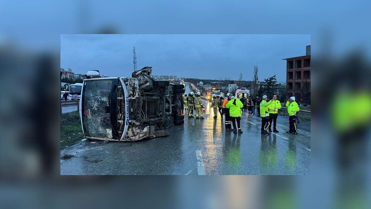 Büyükçekmece'de servis aracının devrilmesi sonucu 1 kişi öldü, 9 kişi yaralandı
