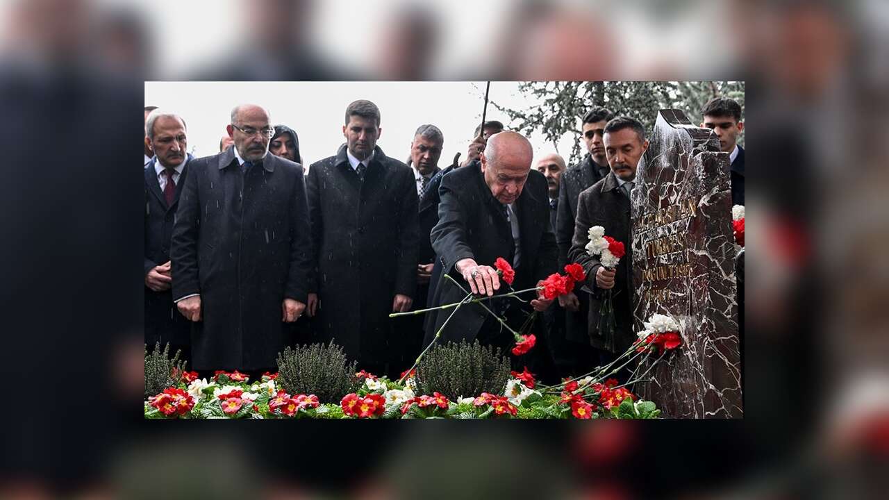 MHP Genel Başkanı Bahçeli, Alparslan Türkeş'in kabrini ziyaret etti