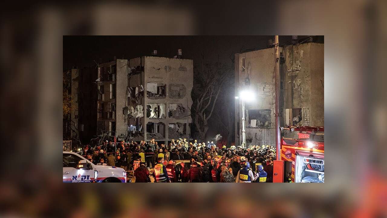 İran'ın İsrail'in Arad kentine düzenlediği füze saldırısında 10'u ağır 84 kişi yaralandı