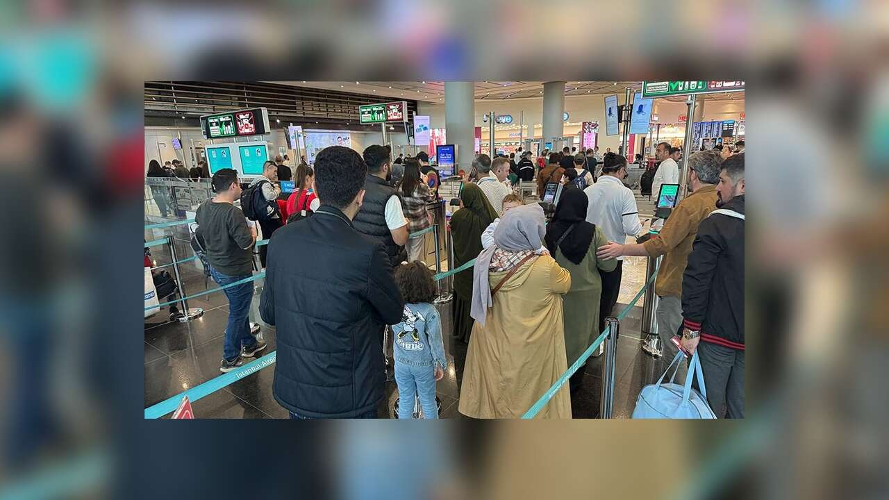 İstanbul havalimanlarında tatil dönüşü yoğunluğu