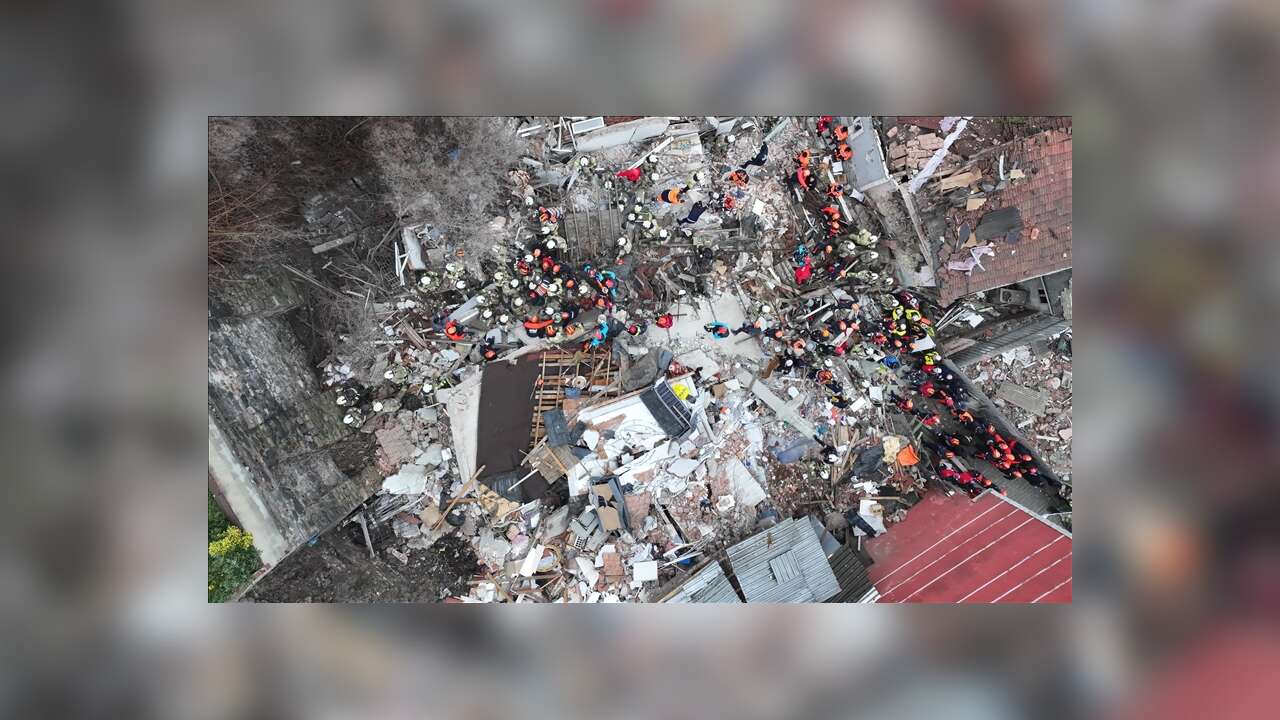 Fatih'te doğal gaz patlaması sonucu 2 bina çöktü!