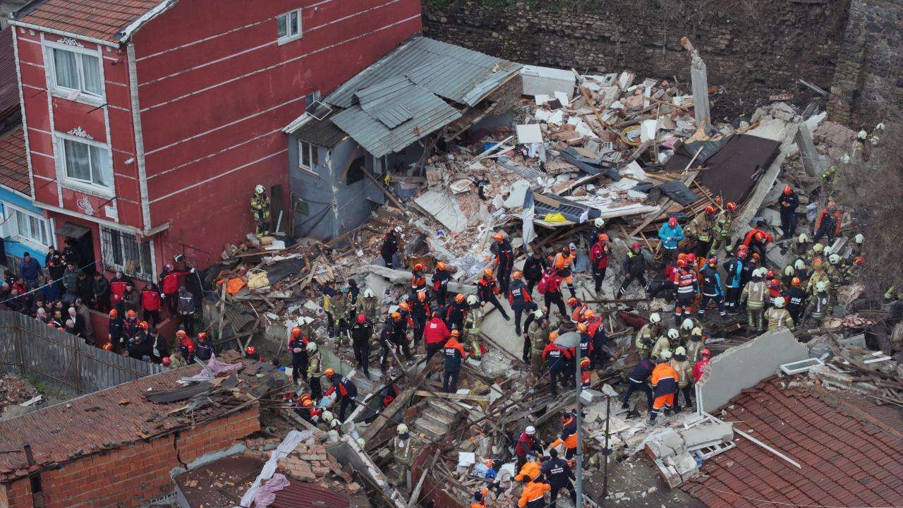 Fatih'te doğal gaz patlaması sonucu 2 bina çöktü!
