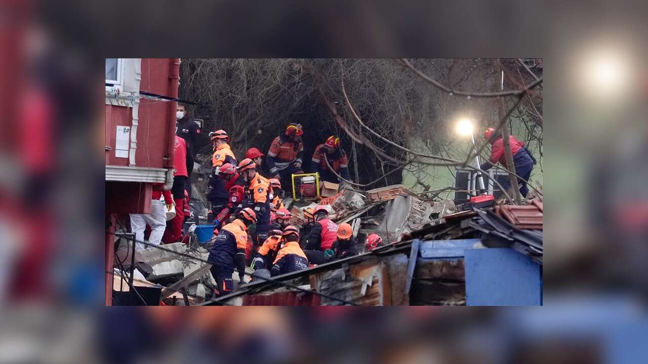 Fatih'te 2 binanın çökmesi sonucu yaralanan 10 kişiden 2'si taburcu edildi