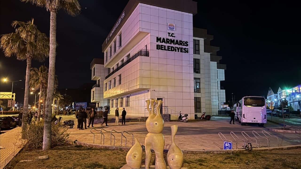 Marmaris'te belediye çalışanlarına yönelik rüşvet soruşturmasında 13 kişi gözaltına alındı