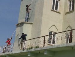 Boyacılar Peygamber Aşkına Cami Boyuyor!