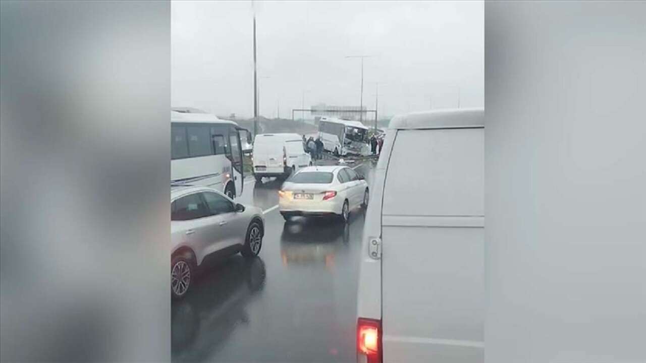 Başakşehir'de servis aracının karıştığı kazada 1 polis şehit oldu, 16 polis yaralandı