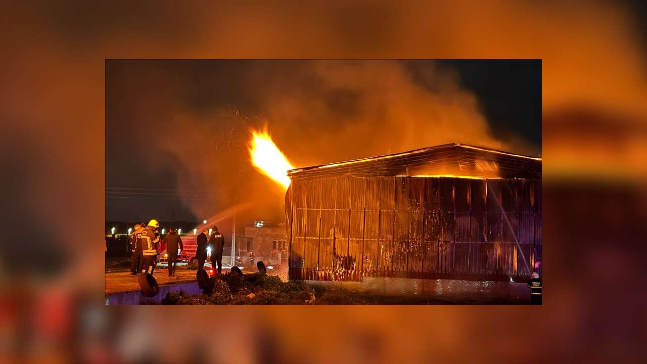 Osmaniye'de kağıt fabrikasında çıkan yangın kontrol altına alındı