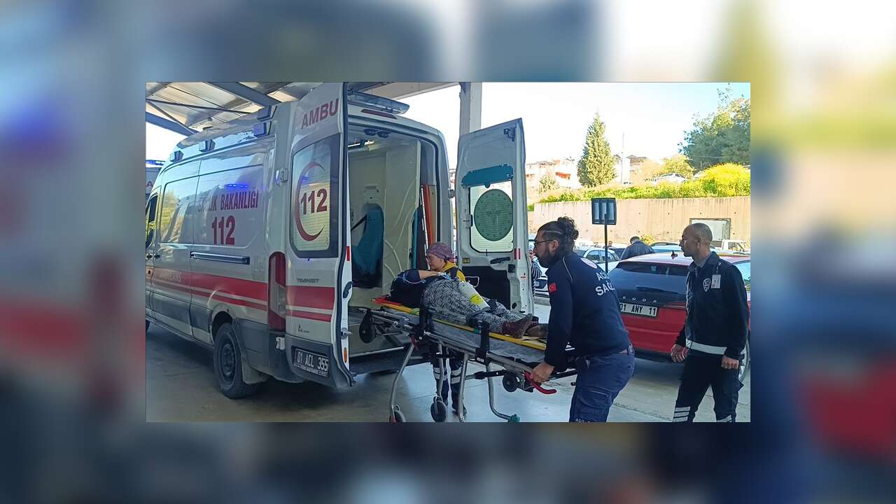 Adana'da tarım işçilerini taşıyan midibüsün devrildiği kazada 17 kişi yaralandı