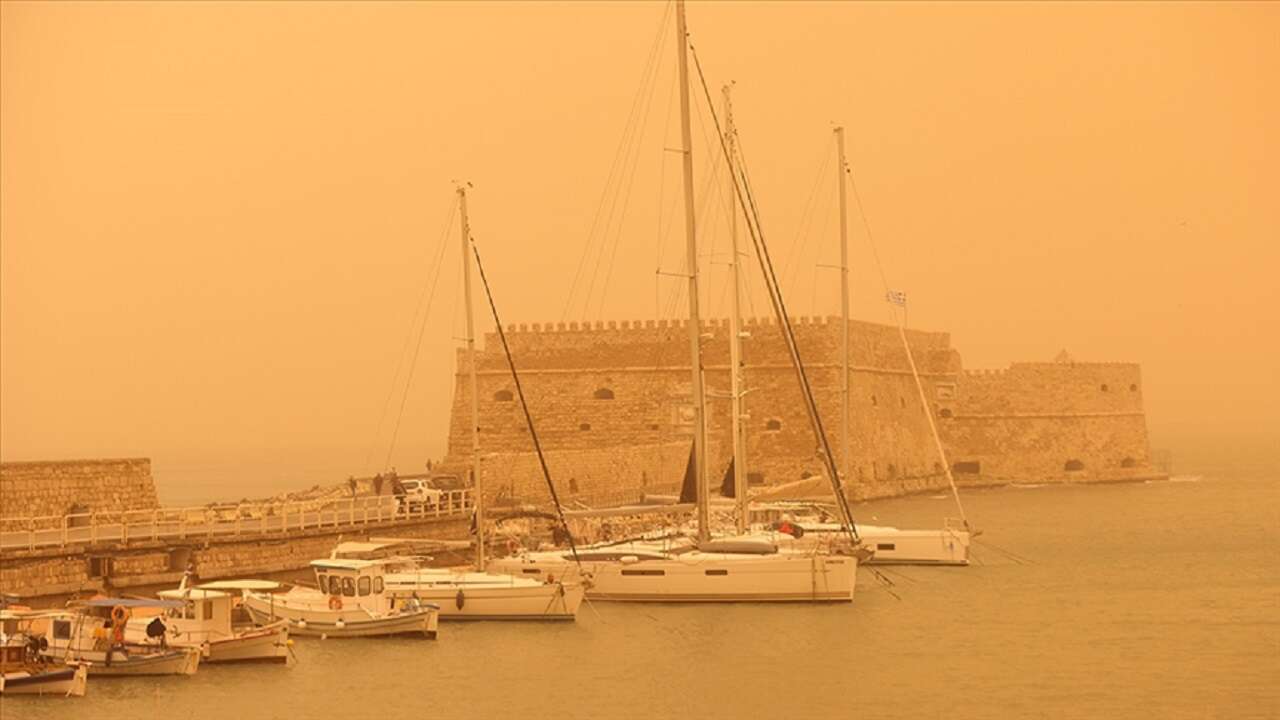 Afrika'dan gelen çöl tozu sonucu Girit Adası'nda gökyüzü kırmızıya büründü
