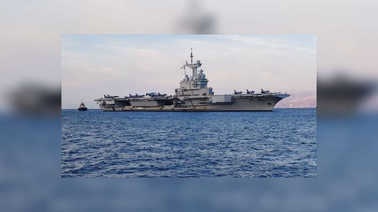 Fransız donanmasına ait uçak gemisi "Charles de Gaulle" Girit'teki Suda Üssü'nde