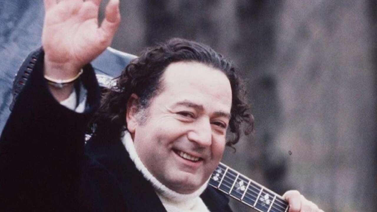 Unutulmaz şarkılara imza atan usta yorumcu: KAYAHAN