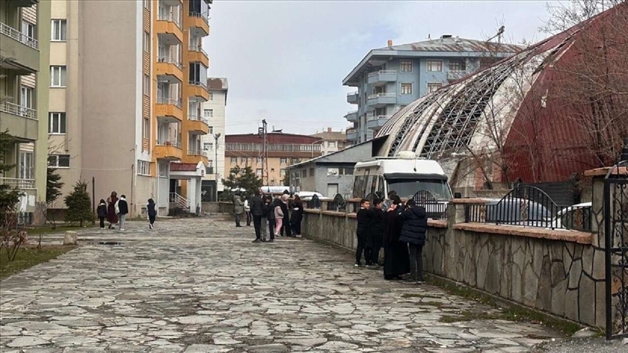 Van Tuşba'da 5,2 büyüklüğünde Deprem