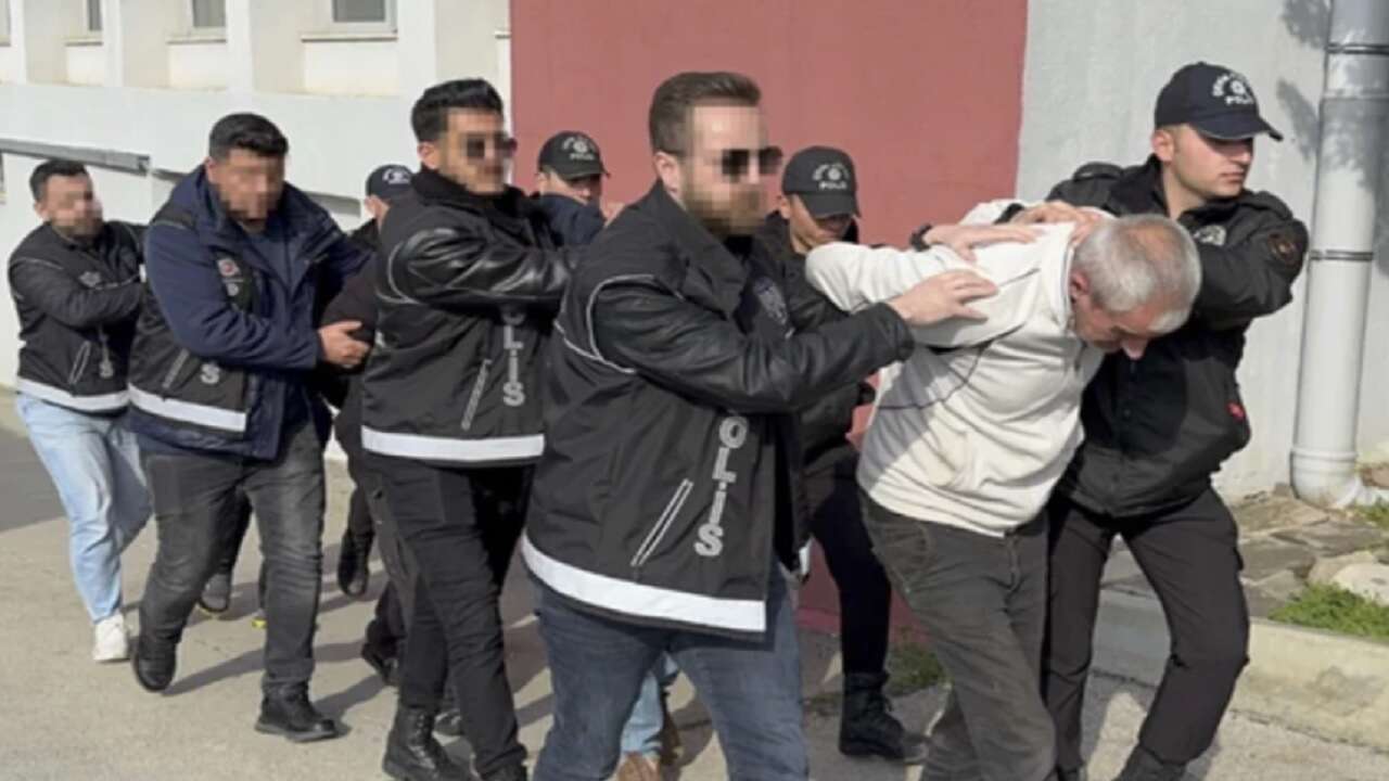 Adana'da kaçak 24 milyon 707 bin 500 makaron ve 3 ton tütün ele geçirildi!