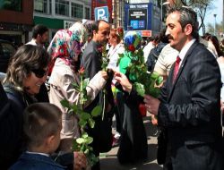 Alperenler, Gül ve Lokum Dağıttı!