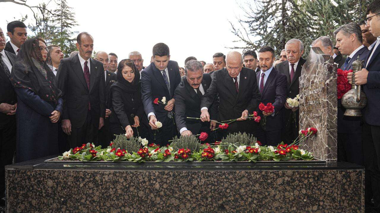 Devlet Bahçeli, Alparslan Türkeş'in kabrini ziyaret etti