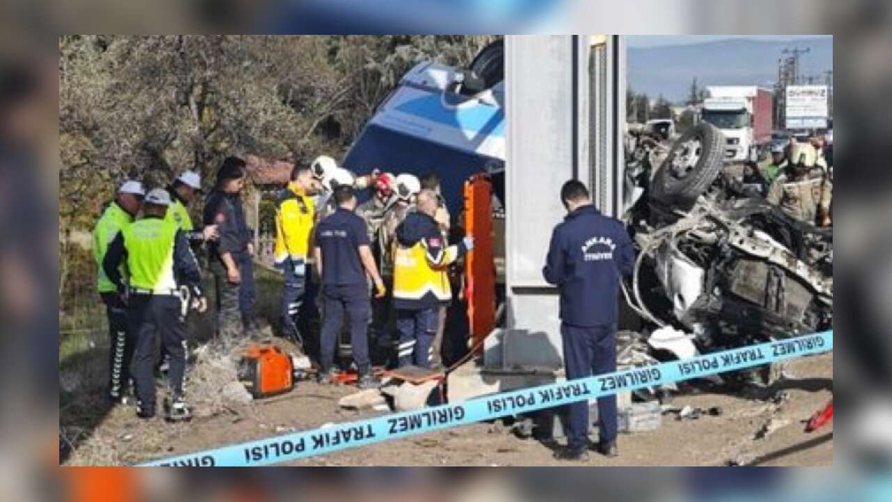 Ankara'da halk otobüsü üst geçide çarptı!