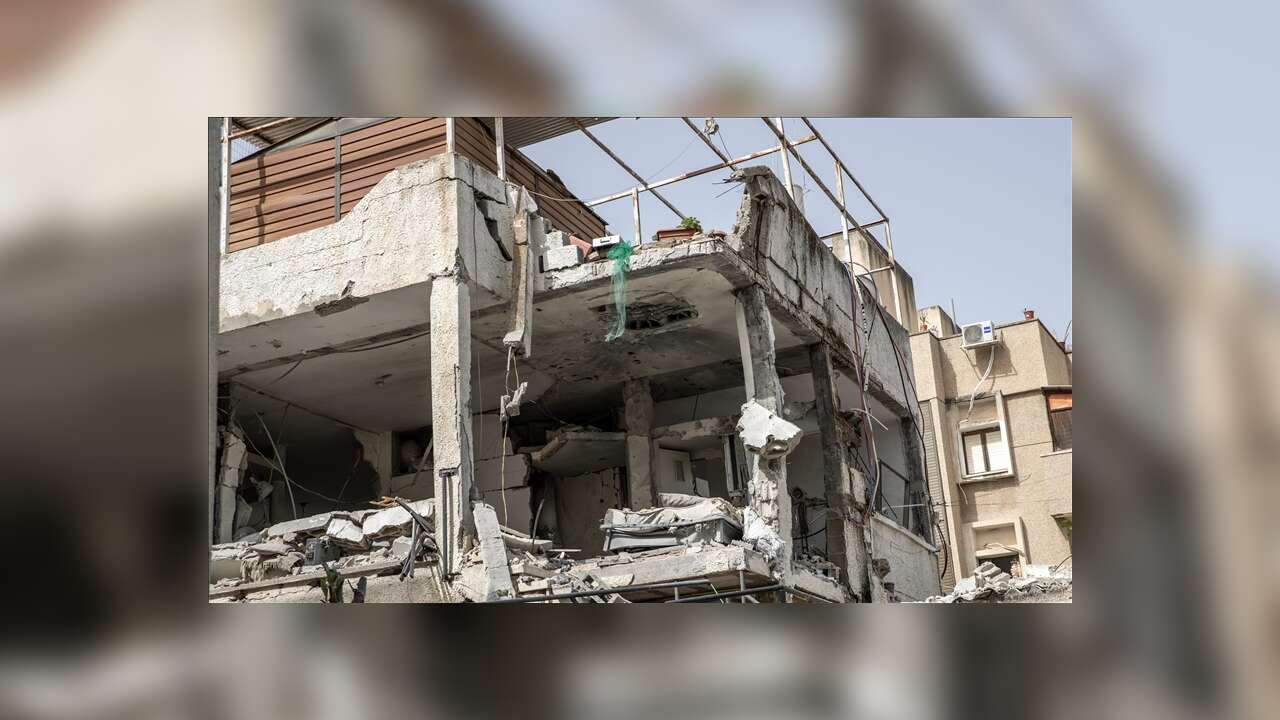 İran'ın İsrail'e misillemesinde füze parçaları Tel Aviv ve çevresine isabet etti