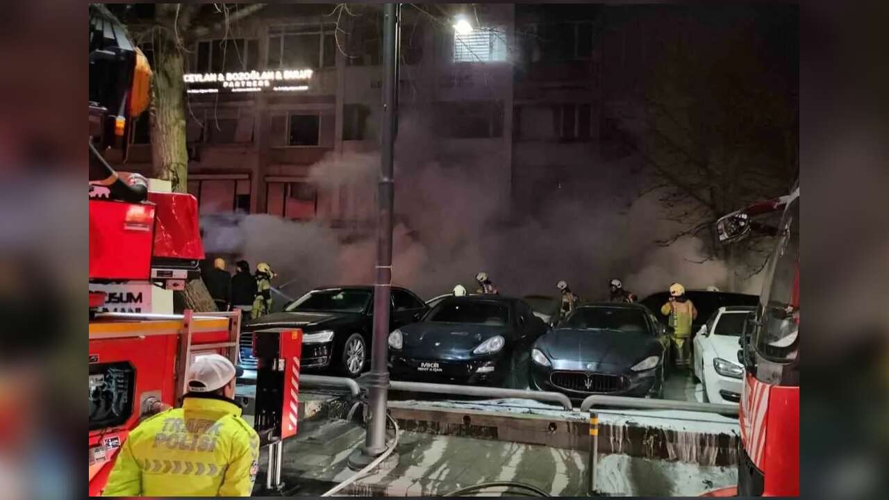 İstanbul Beşiktaş'ta milyonluk yangın! 15 lüks araç küle döndü