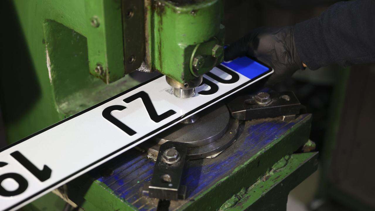 Standartlara aykırı basılan plakalar ücretsiz değiştirilecek