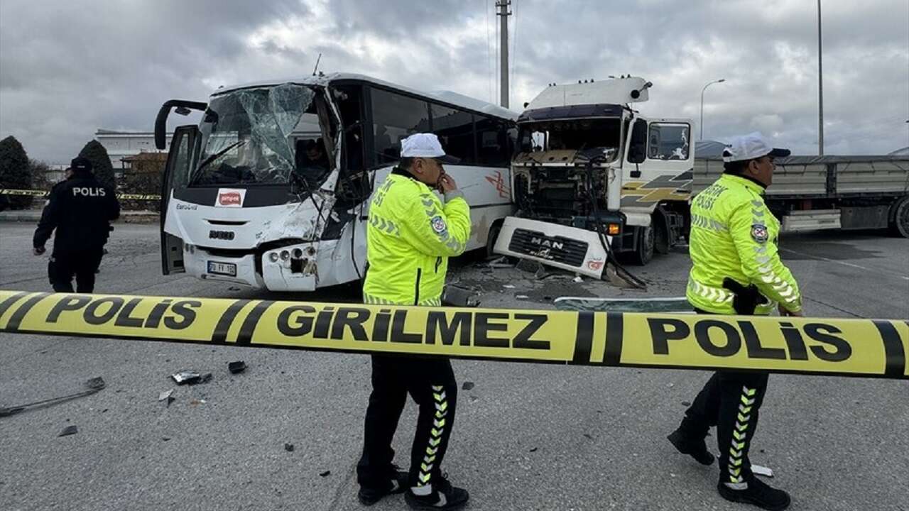 Karaman'da işçi servisi ile tır çarpıştı, 12 kişi yaralandı