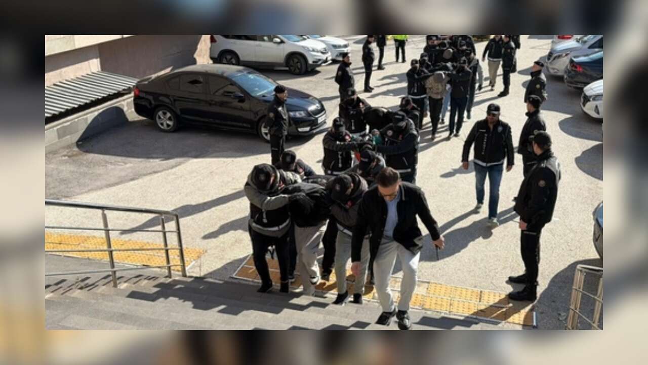 Eskişehir merkezli uyuşturucu operasyonunda yakalanan 10 zanlı tutuklandı