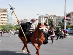 Asil Arap Atları Şam Sokaklarında..
