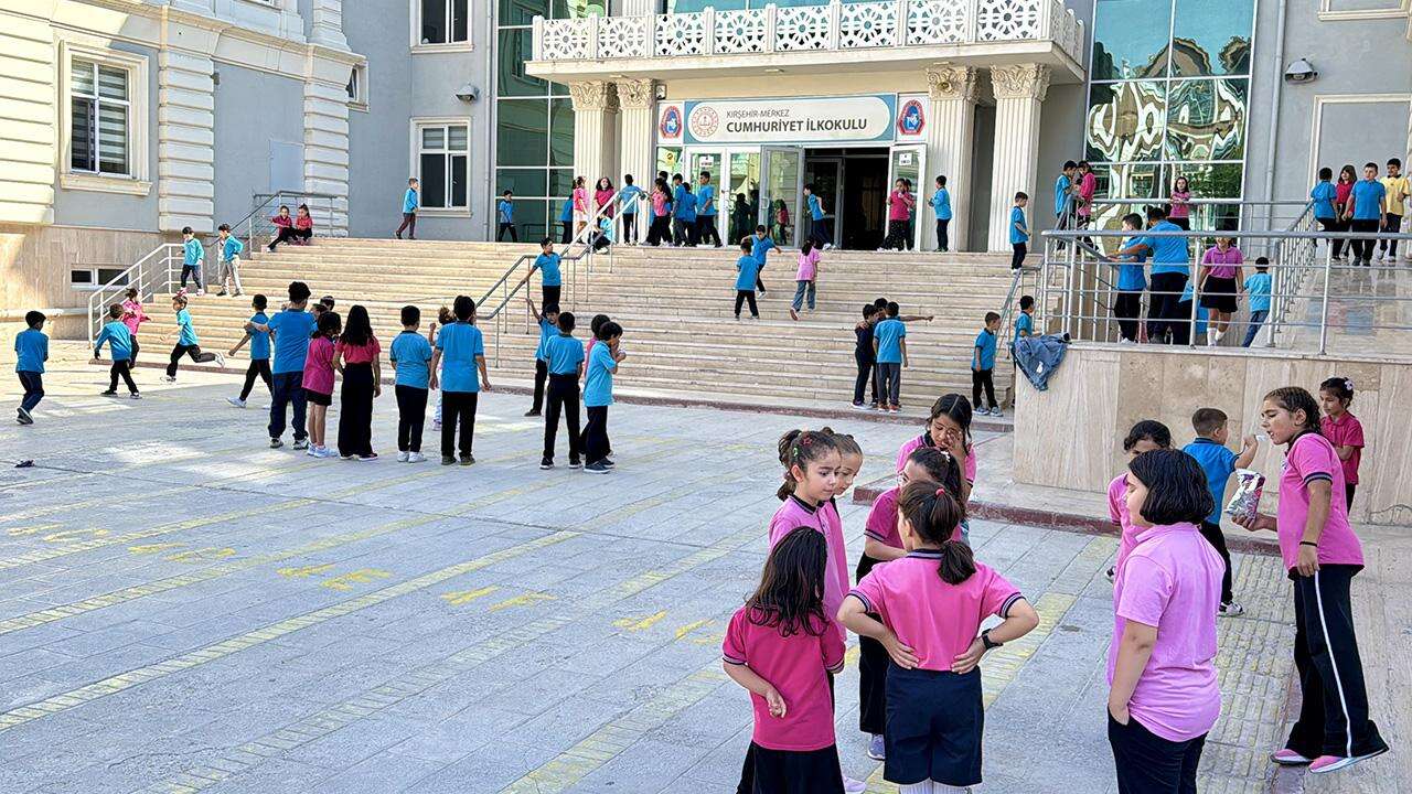 MEB, Urfa ve Maraş'ta psikososyal destek çalışmalarına devam ediyor..