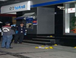 Meraklı Gençlerin Banka Önünde Kurcaladığı Paket Bomba Çıktı!