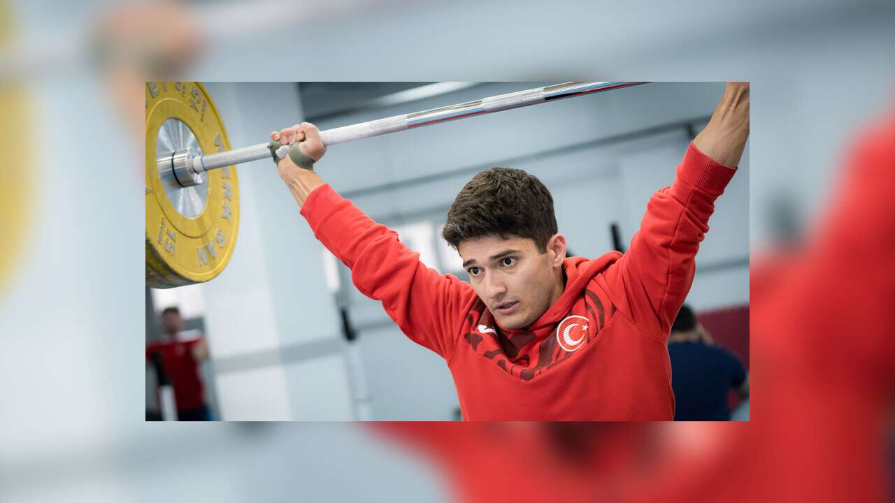 Milli Halterci Muhammed Furkan Özbek, erkekler 65 kiloda rekor kırarak şampiyon oldu