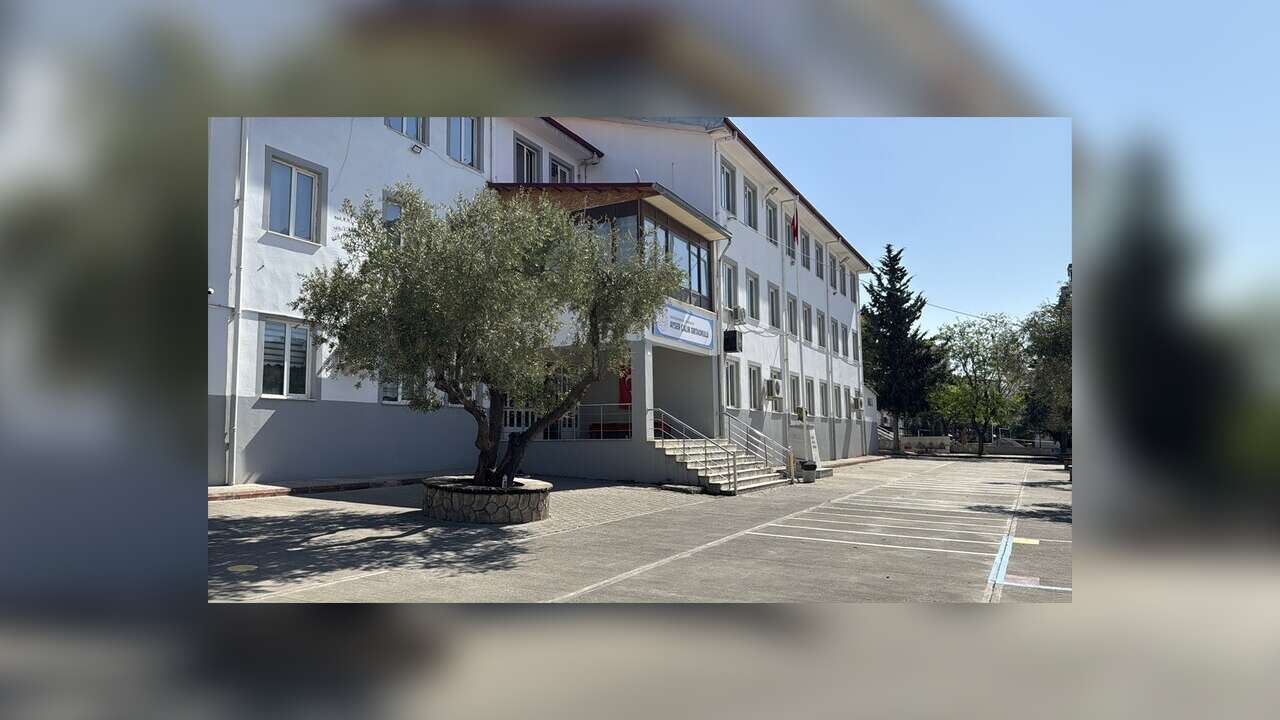 Kahramanmaraş'ta saldırıya uğrayan okuldaki öğrencilerin eşyaları velilere teslim ediliyor