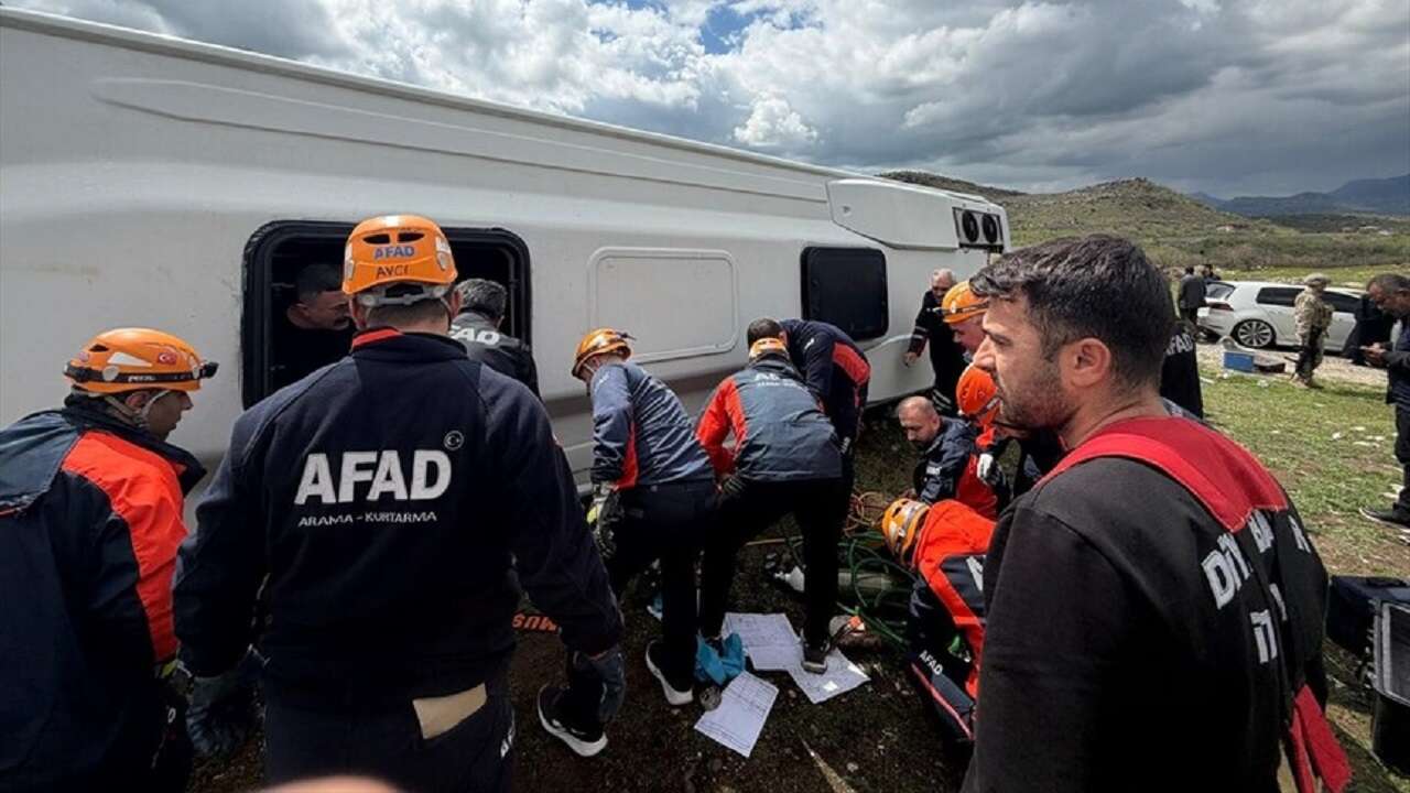 Diyarbakır'da midibüsün devrilmesi sonucu ilk belirlemelere göre 11 YARALI