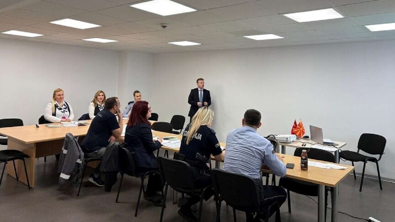 Üsküp Yunus Emre Enstitüsü, havalimanı personeli ile gümrük memurlarına Türkçe öğretiyor