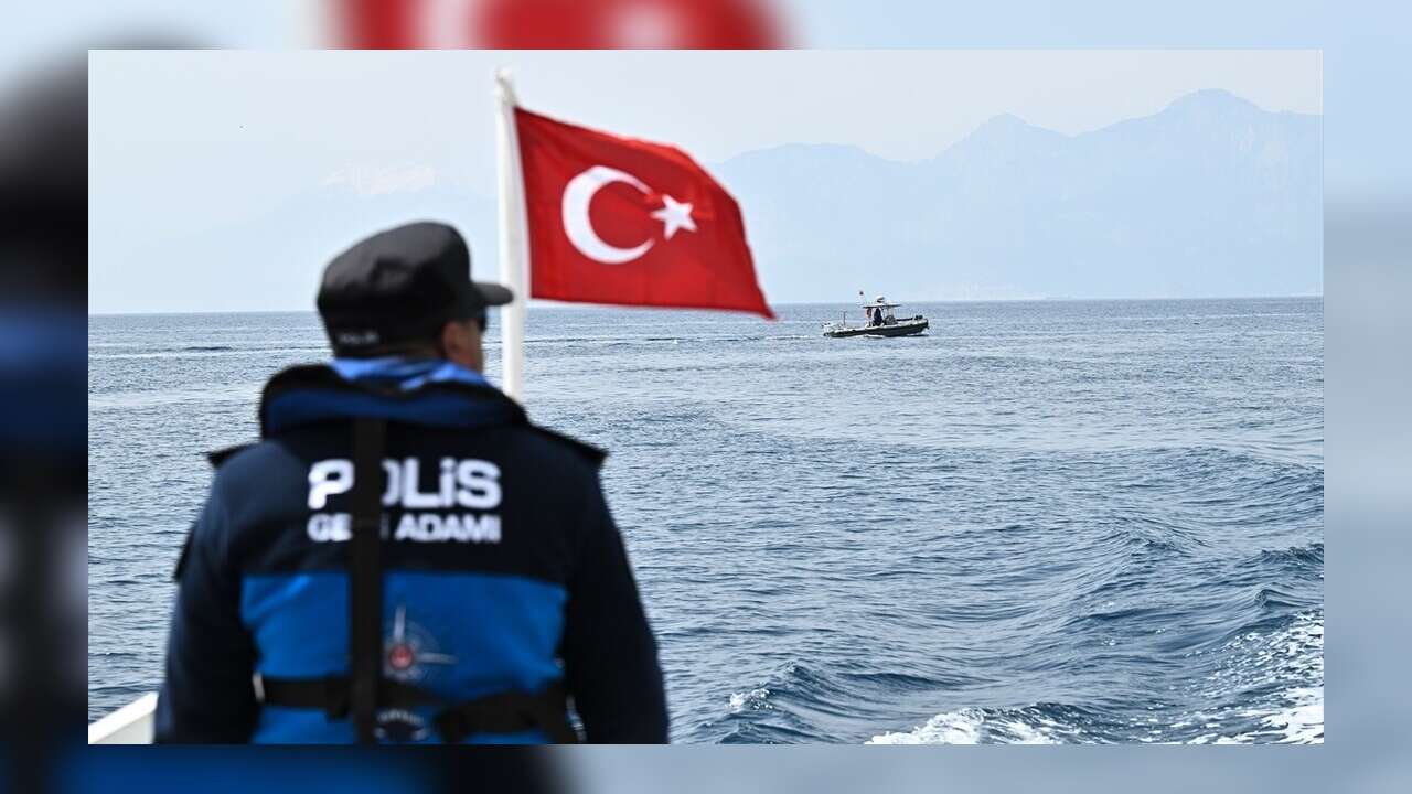 Antalya'da deniz polisleri karakol botlarıyla mavi sularda her daim teyakkuzda
