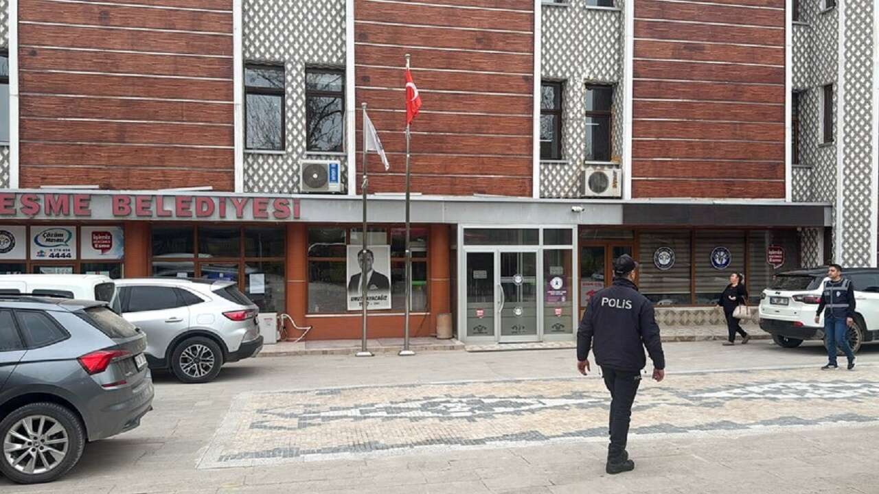 Eşme Belediye Başkanı Yılmaz Tozan görevinden uzaklaştırıldı