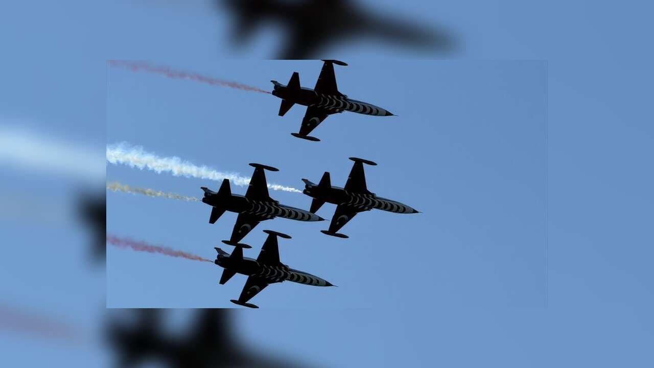 Türk Yıldızları, Çanakkale'de gösteri uçuşu yaptı