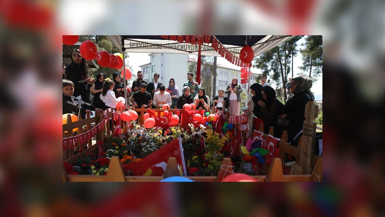 Kahramanmaraş'ta okul saldırısında hayatını kaybeden çocuklar 23 Nisan'da mezarları başında anıldı