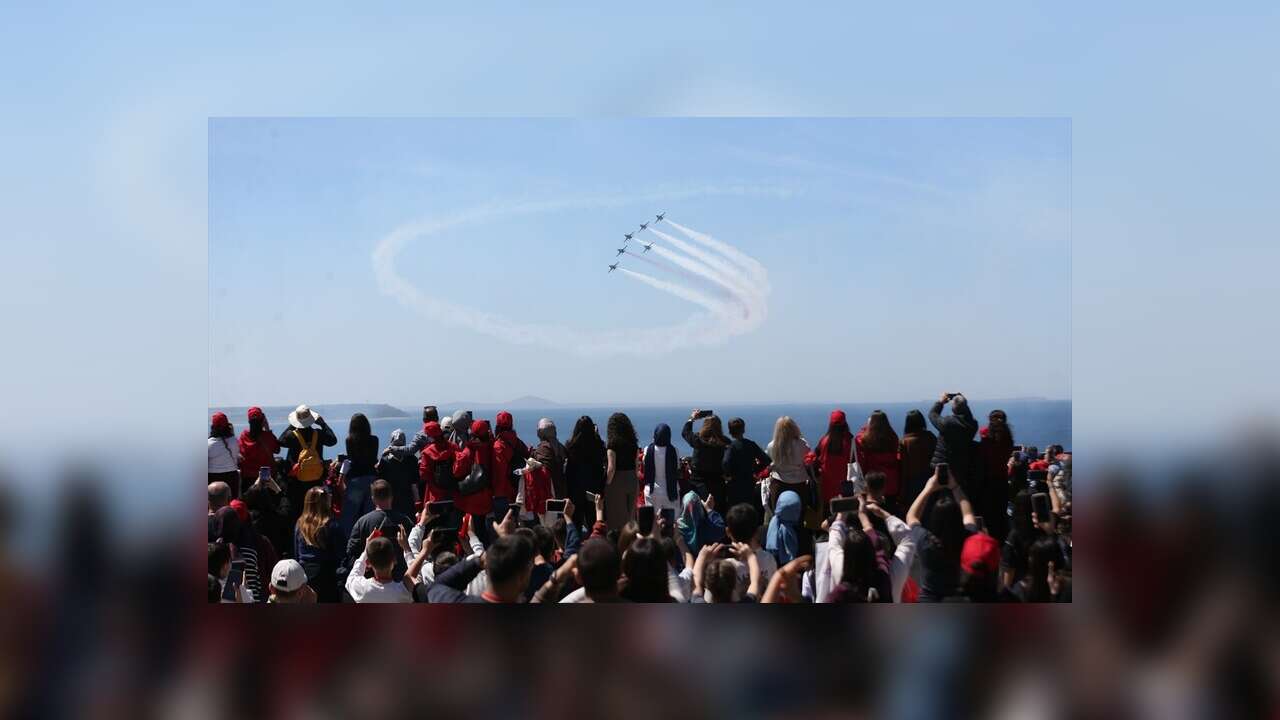 Türk Yıldızları Çanakkale Şehitler Abidesi üzerinde gösteri uçuşu yaptı