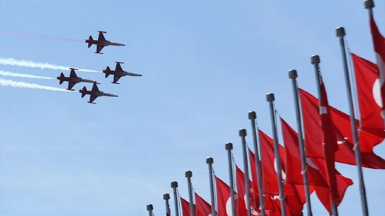 Türk Yıldızları Çanakkale Şehitler Abidesi üzerinde gösteri uçuşu yaptı