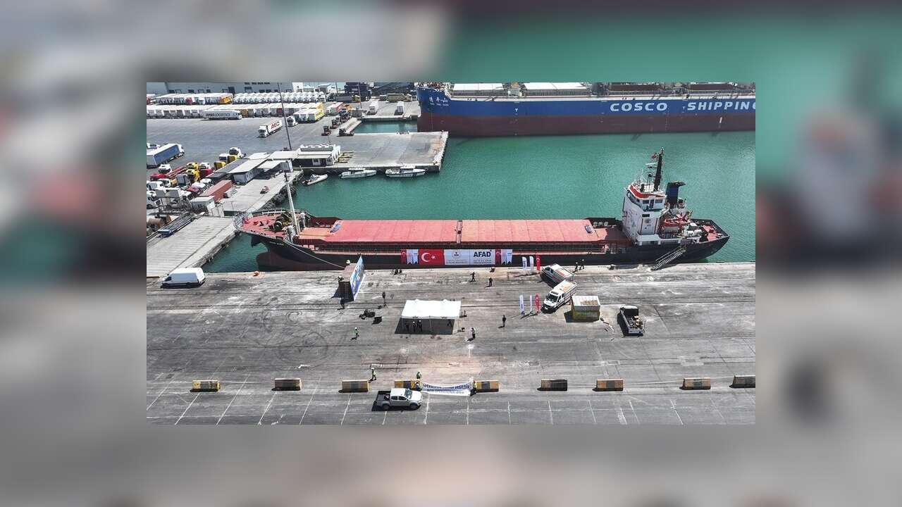 Lübnan'a insani yardım ulaştıracak "8. İyilik Gemisi" Mersin'den uğurlandı