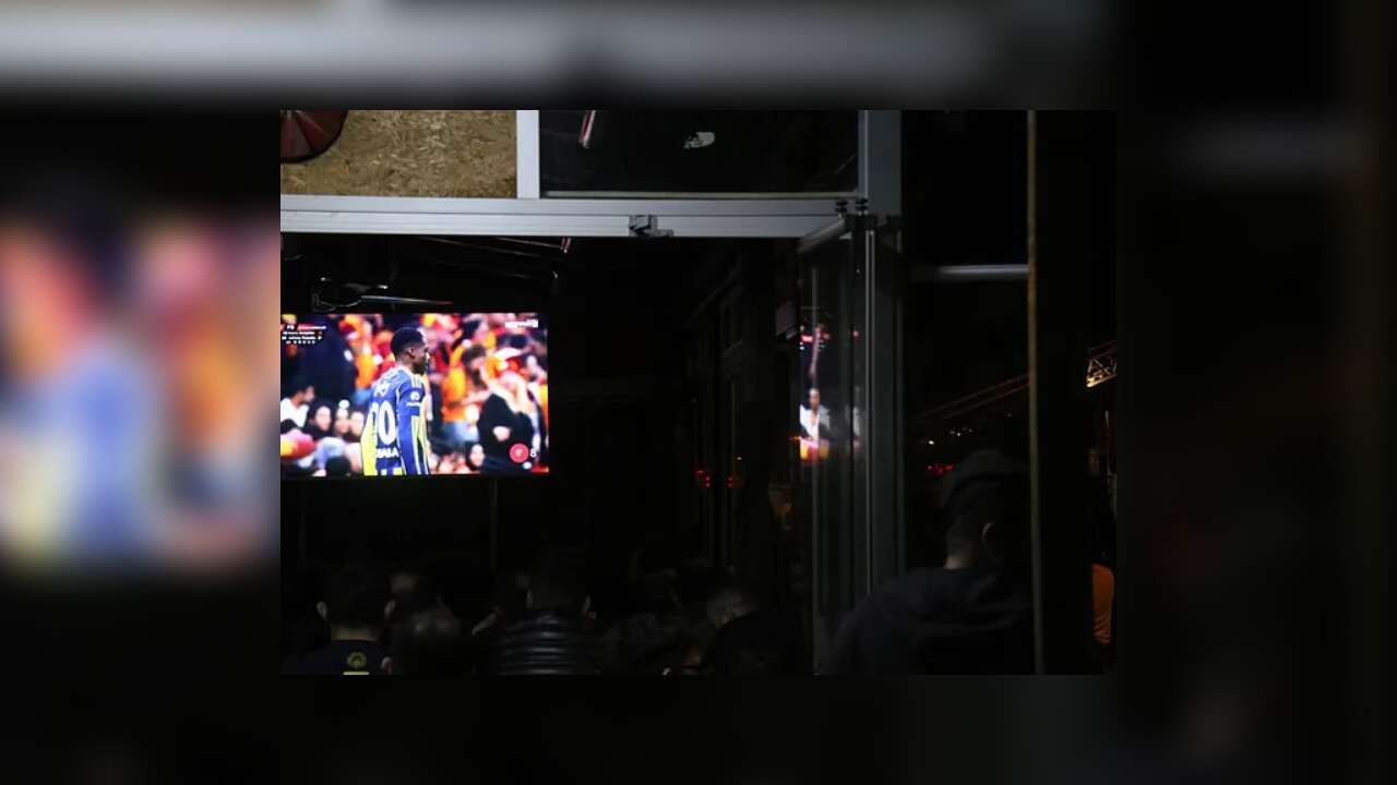 Mahalle yanarken onlar derbi izledi!